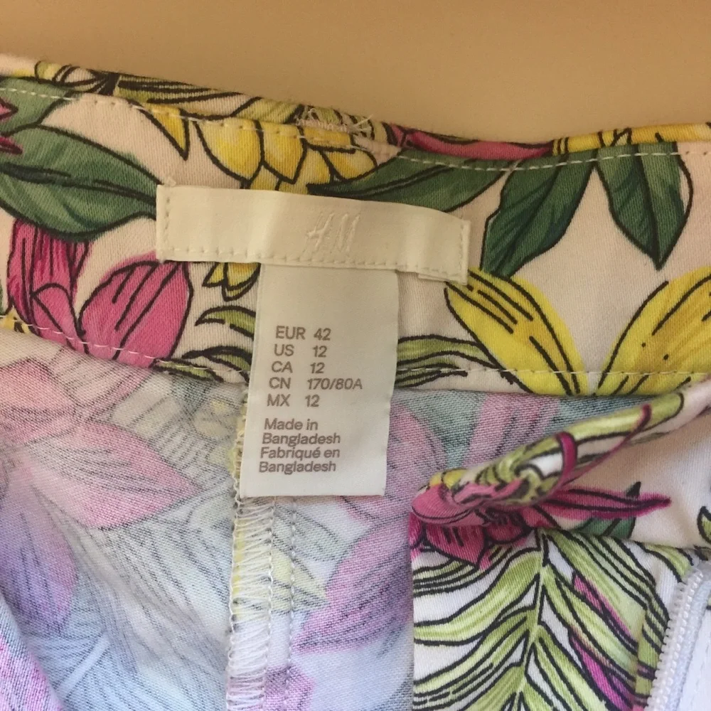 H&M Flower Shorts Womens Size 12 - Picture 3 of 5